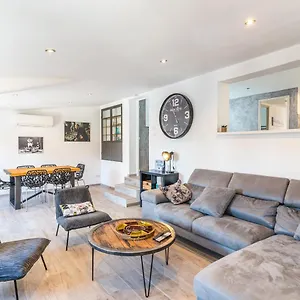 https://superbe-appartement-avec-terrasse-sur-les-toits.fr-provencehotel.com